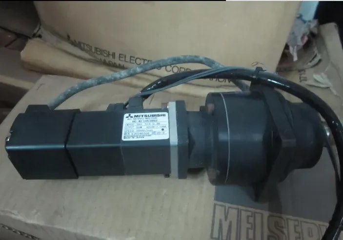 Mitsubishi MR-J4-100A  1 kW AC servo amplifier 
